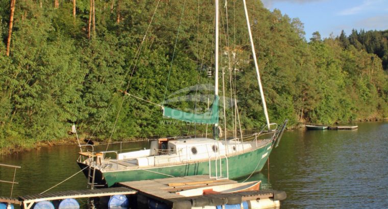 Oldtimer cabin sailboat